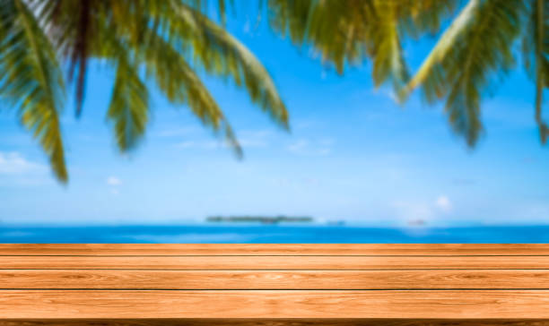 製品ディスプレイモックアップのためのテーブル上の空のコピースペースを持つ夏の熱帯ビーチの背景に茶色の木製のテーブル。新鮮な夏の自然と海の旅行休暇の概念。 - wood table ストックフォトと画像