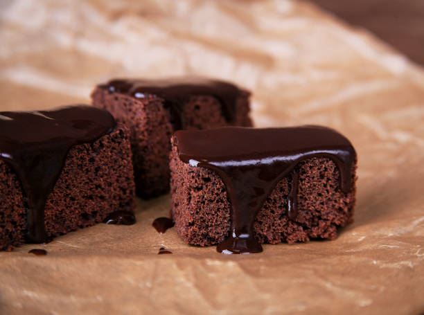 brownie with chocolate icing - bolos de chocolate imagens e fotografias de stock
