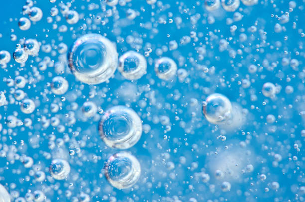 bulles d’oxygène sous l’eau. structure de l’eau bleue. macro. - telecharger image gratuit photos et images de collection
