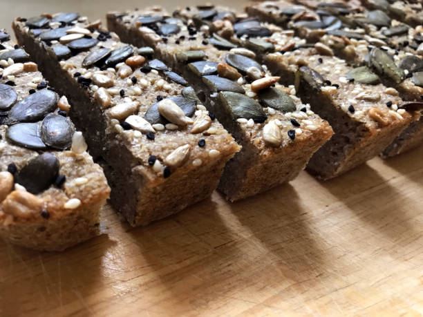 bánh mì kiều mạch - buckwheat bread with sunflower seeds hình ảnh sẵn có, bức ảnh & hình ảnh trả phí bản quyền một lần