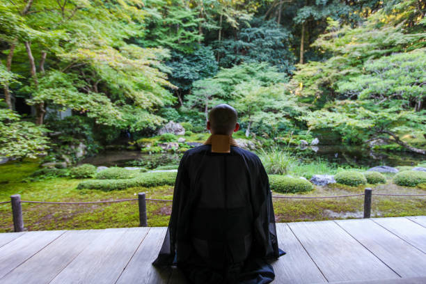 新鮮な緑の中で禅を行う仏教僧 - 寺院 写真 ストックフォトと画像