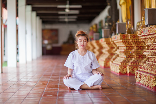 ✓ Imagen de Meditación budista monjas caminando por el templo de Tailandia  Fotografía de Stock