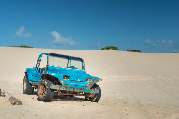 bugre buggy op natal rn zandduinen verlaten - front view old jeep stockfoto's en -beelden