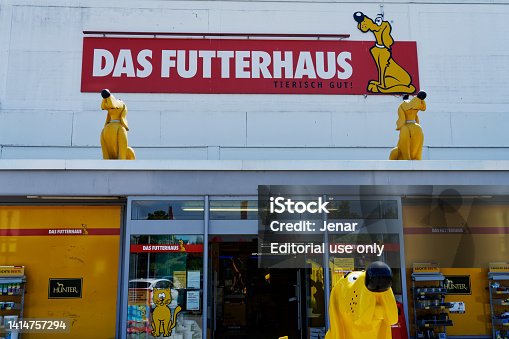 building exterior and entrance of das futterhaus with logo and yellow dogs statues