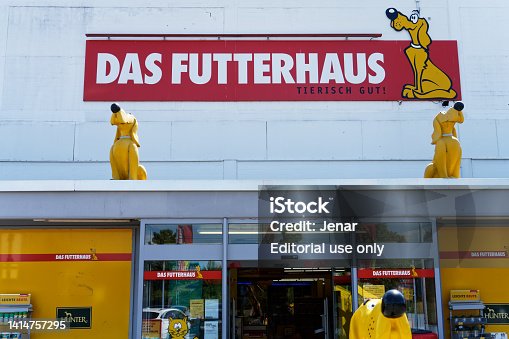 building exterior and entrance of das futterhaus with logo and yellow dogs statues