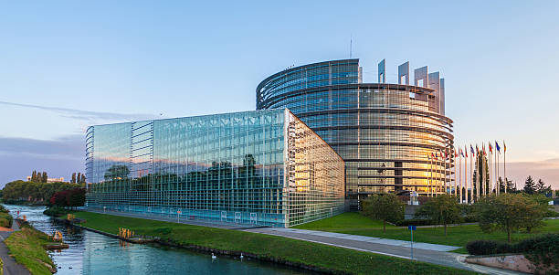 bâtiment louise weiss du parlement européen" - parlement européen photos et images de collection