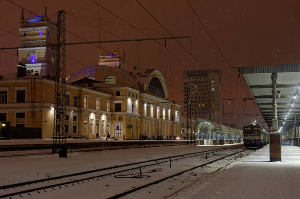 building of central railway station (south train station) terminal in kharkiv at the night - kharkiv imagens e fotografias de stock