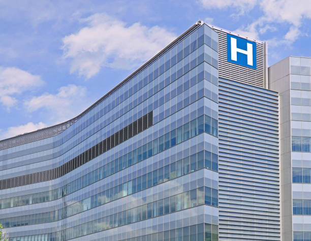 edificio con grande cartello h per l'ospedale - hospital foto e immagini stock