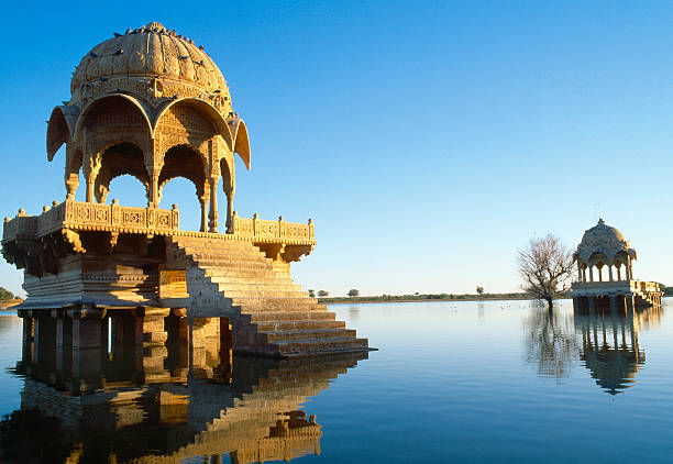ガディサール湖は、インド、ラジャスタン州ジャイサルメール - 寺院 写真 ストックフォトと画像