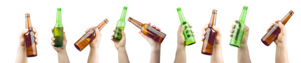 montón de manos sosteniendo el hielo frío húmedo marrón y botellas de cerveza verde aislaron sobre fondo blanco - mano agarrando botella de cerveza y taza fotografías e imágenes de stock