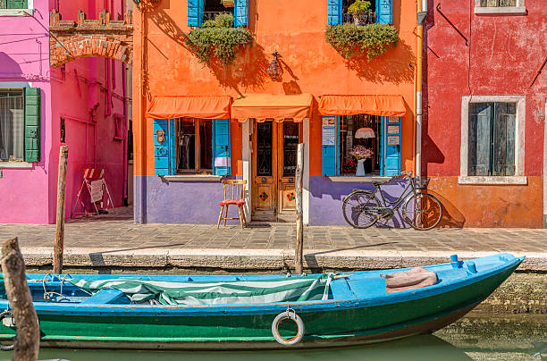 canal isola di burano, case colorate e le barche, italia, europa - burano foto e immagini stock