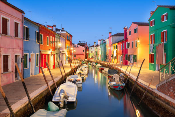 burano, venezia, italia edifici colorati lungo i canali - burano foto e immagini stock