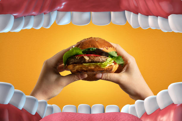 comer hamburguesa - boca abierta fotografías e imágenes de stock