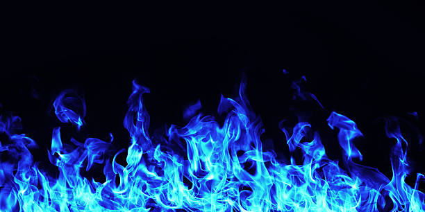 薪の暖炉の炎ブルーに黒色の背景 - 炎 ストックフォトと画像