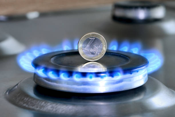 verbranden van aardgas en een euro munt op gaskookplaat - russia usa ukraine stockfoto's en -beelden