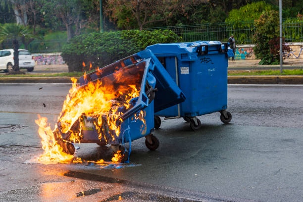 verbrand en gesmolten trash bin van brand in de stad athene na een demonstratie evenement - container stockfoto's en -beelden