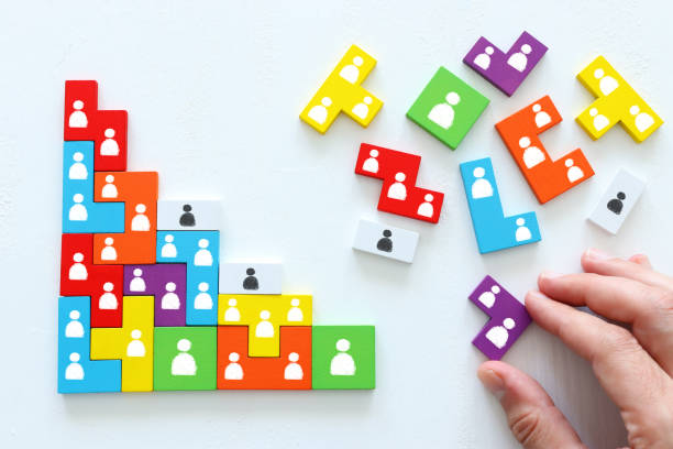 immagine del concetto di business dei blocchi di puzzle tangram con icone delle persone su tavolo di legno, risorse umane e concetto di gestione - fotografia immagine foto e immagini stock