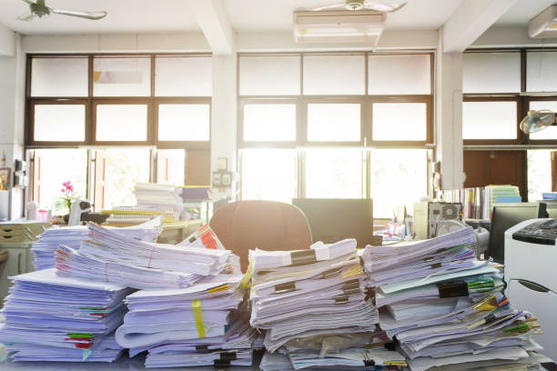 ビジネス コンセプトは、オフィスの机の上の未完成の書類の山 - 沢山の物 ストックフォトと画像