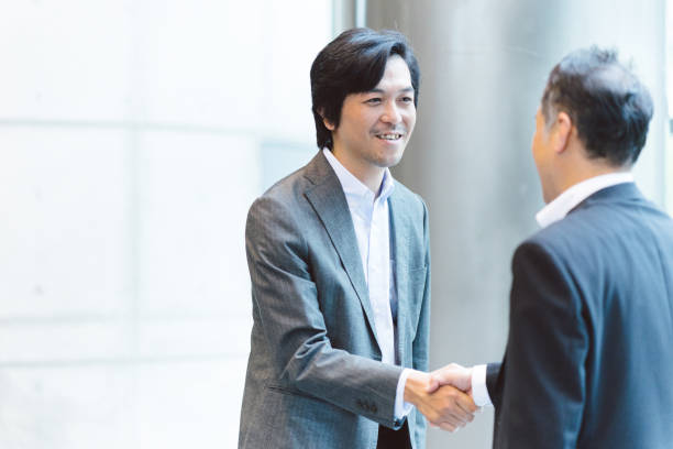 ビジネスビジネスマンに手を振る - インタビュー　日本人 ストックフォトと画像