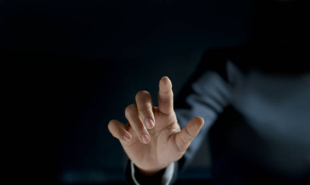 hombre de negocios apuntando su dedo sobre fondo oscuro, texto en blanco. - pantalla táctil fotografías e imágenes de stock