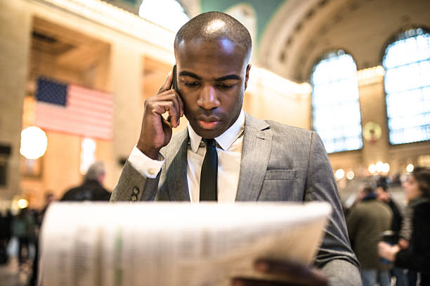 uomo d’affari ritratto di new york al telefono - young man read newspaper foto e immagini stock