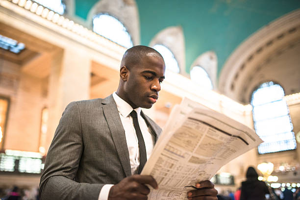 ritratto di uomo d'affari a new york - young man read newspaper foto e immagini stock