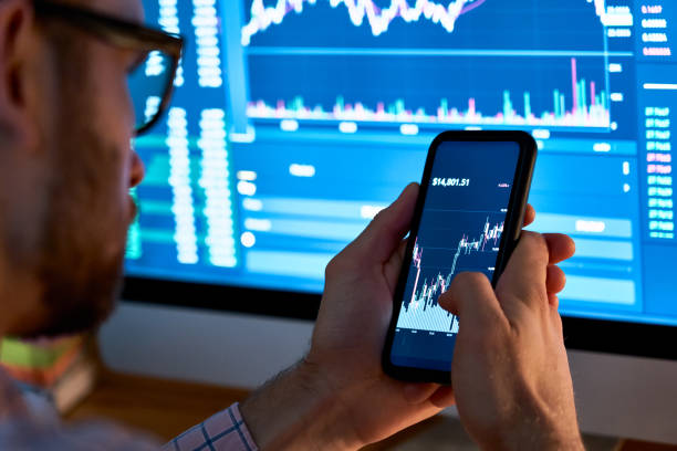 business man trader investor analyst mit handy-app-analysen für kryptowährung finanz-börsenanalyse analysieren graph trading-index-investitionswachstumschart auf dem smartphone-bildschirm. - börsenhandel finanzberuf stock-fotos und bilder