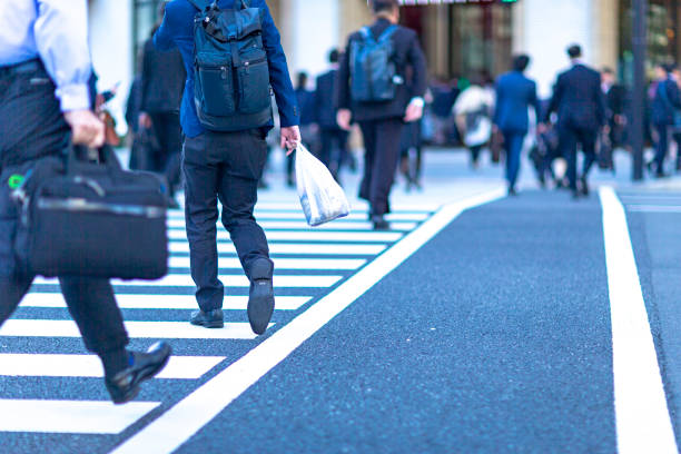 ビジネスの男性が通りを歩いて - 通勤 ストックフォトと画像