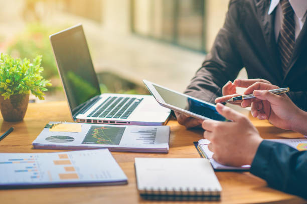 zakenmensen zijn het analyseren en plannen van zaken. business strategy consulting - advies stockfoto's en -beelden