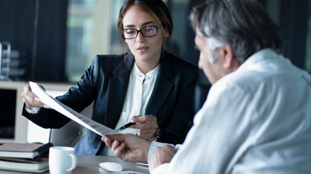 zakenmensen discussie adviseur concept - bedrijfsadvies stockfoto's en -beelden