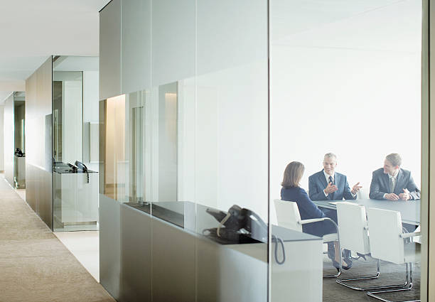 uomini d'affari avendo una riunione in una sala conferenze - corridoio ufficio foto e immagini stock