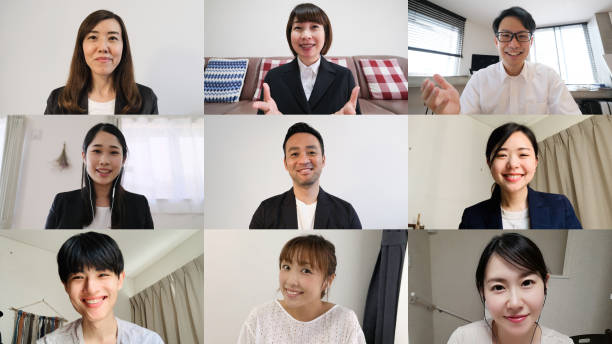 bedrijfsmensen die in de computermonitor van online conferentie spreken - japanse etniciteit stockfoto's en -beelden