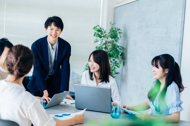business persons working in an office - japanse etniciteit stockfoto's en -beelden