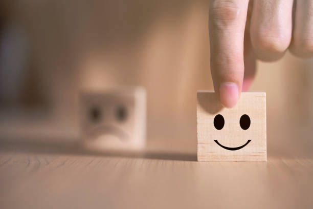 사업가는 나무 블록, 서비스 및 고객 만족도 설문 조사 개념에 행복 기호얼굴 미소 이모티콘 아이콘을 선택 - 긍정적인 감정 표현 뉴스 사진 이미지
