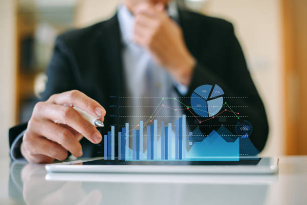 デジタル拡張現実グラフィックス技術を使用して働く企業金融投資信託レポートを分析するビジネスマン投資家。ビジネス、経済、マーケティングのコンセプト。 - 分析 ストックフォトと画像