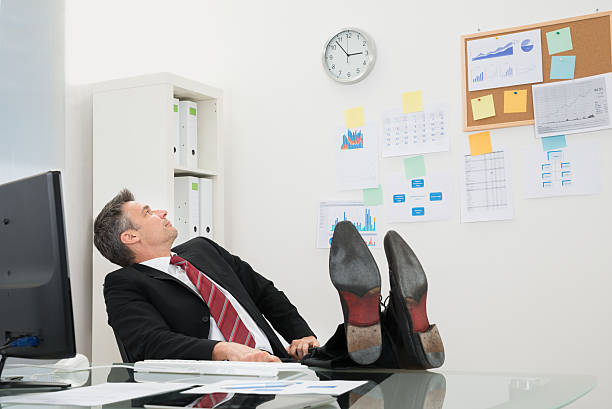 empresário olhando para a hora - business man shoes on desk imagens e fotografias de stock