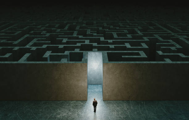 geschäftsmann steht vor dem eingang zum labyrinth. lösungskonzept. 3d-rendering - labyrinth stock-fotos und bilder