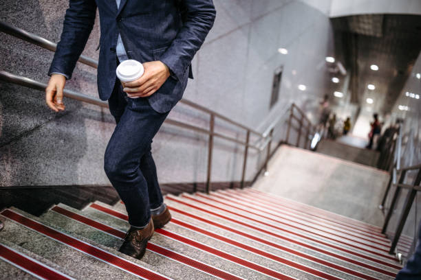 zakenman met koffie op weg naar het werk - walking with coffee stockfoto's en -beelden