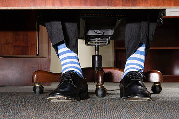empresário com meias com riscas - business man shoes on desk imagens e fotografias de stock