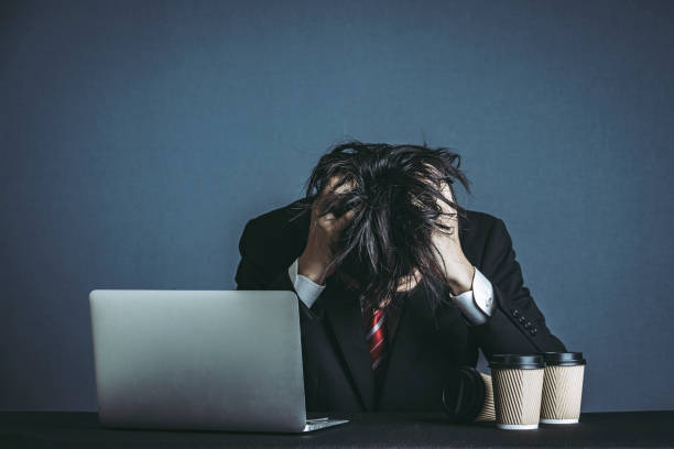 職場で悩むビジネスマン - 悩む ストックフォトと画像