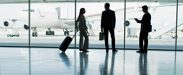 предприниматели в чемодан в аэропорт - business travel стоковые фото и изображения