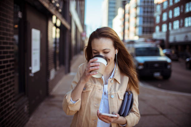 zakenvrouw woon-werkverkeer - walking with coffee stockfoto's en -beelden