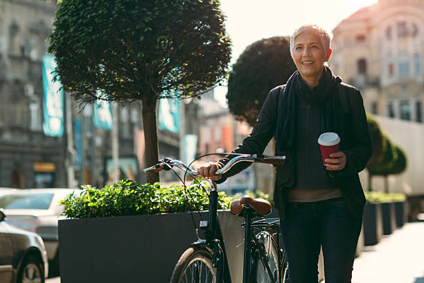 businesswoman commuting to work. - walking with coffee stockfoto's en -beelden