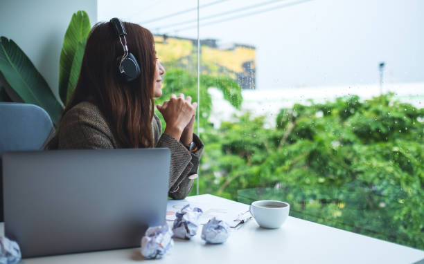 pengusaha menikmati mendengarkan musik untuk menghilangkan stres di tempat kerja - hear sad sing potret stok, foto, & gambar bebas royalti