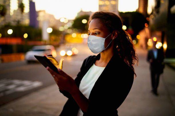 bizneswoman na zewnątrz sobie maskę opieki zdrowotnej. - business travel zdjęcia i obrazy z banku zdjęć