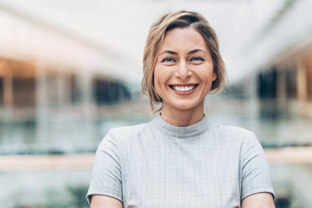 zakenvrouw - woman smiling stockfoto's en -beelden