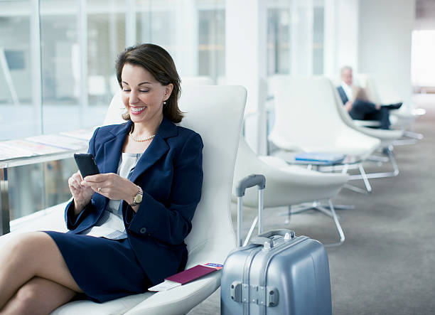 mulher de negócios com bagagem no aeroporto sentado na área de espera - airport lounge imagens e fotografias de stock