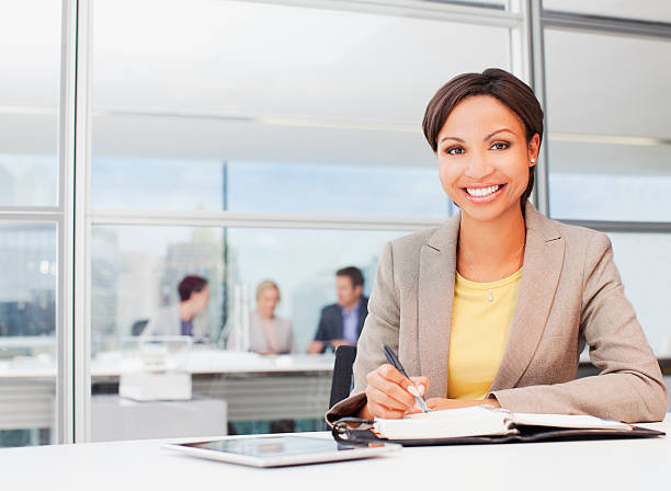 Businesswoman working at desk in office  30 39 years stock pictures, royalty-free photos & images