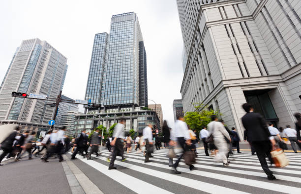 東京の横断歩道で忙しい都市通勤者 - 丸の内 ストックフォトと画像