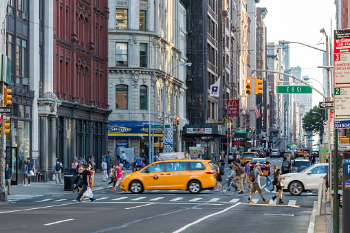 브로드 웨이 맨하탄 뉴욕시에서 8 거리의 바쁜 교차로 거리에 대한 스톡 사진 및 기타 이미지 - 거리, 건널목, 건축물 - iStock